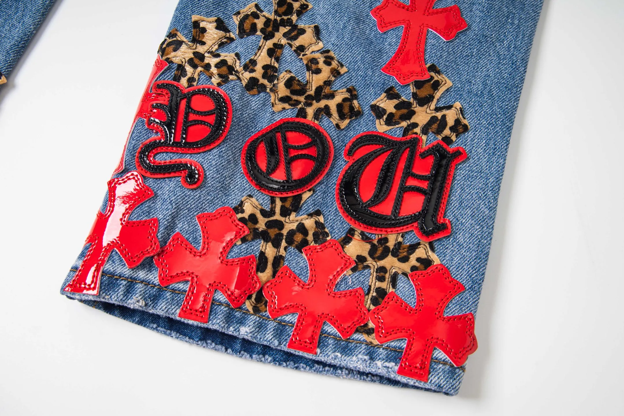 P290 high version Chrome Hearts blue denim with red black panther pattern multi-leather jeans. CH jeans need to be washed and then disassembled and hand-stitched with sheepskin cross leather and then spliced ​​together. The whole piece has too many craftsmanship to explain, patchwork cross pattern embellishment, high-waisted washed jeans! ! Absolutely high-end luxury products, god-level single products and super popular products, made with top heavy industry, a must-see magic weapon. Customized hardware. The fabric is thick and soft after washing. It has good breathability. Customized small leather label. Unique design. The details are simple and elegant, and the workmanship is exquisite. The entire trousers are neatly routed and the details are in place! It’s so cool that both men and women can easily control the genderless trend! Style number: 1799# Color: blue Size: 28 30 32 34 36